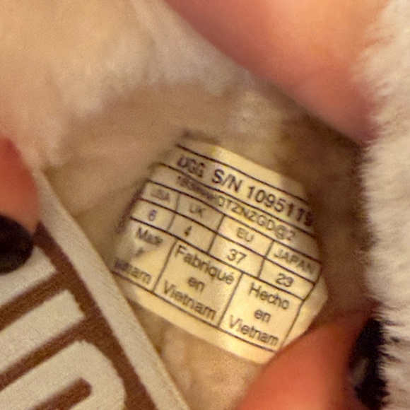 uggs slippers - Picture 3 of 3